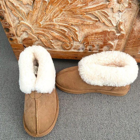 UGG Shoes - HONEY TAN SUEDE AND FLEECE SHORT UGG BOOT SLIPPERS SIZE 6 AUSSIE